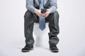 Kebiasaan Bawa HP ke Toilet, Bisa Picu Risiko Wasir Meningkat Signifikan