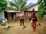 Bhabinkamtibmas Polsek Pasir Penyu Ajak Warga Kembangkan Ternak Ayam Kampung untuk Dukung Ketahanan Pangan