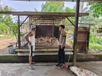 Dukung Ketahanan Pangan Nasional, Bhabinkamtibmas Pasir Penyu Sambangi Peternak Bebek di Sekar Mawar