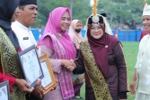 BERBAJU SULTANAH LATIFAH, BUPATI AFNI DI HUT SIAK: MERAH PUTIH WARNA SIAK SELAMANYA, TAPI KESETIAAN BUKAN KEBISUAN