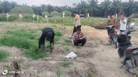 Polsek Minas Bersama TNI dan Kelompok Tani Bersihkan Lahan Jagung Program Ketahanan Pangan Nasional di Kampung Rantau Bertuah