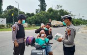 Polsek Minas Bagikan 100 Masker di Simpang Gate I PHR untuk Lindungi Warga dari Kabut Asap