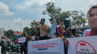 Demo Kantor Gubernur Riau, Massa AMPMB Desak Gubernur Perintahkan Bupati Rohil Pecat Sekda Fauzi Efrizal