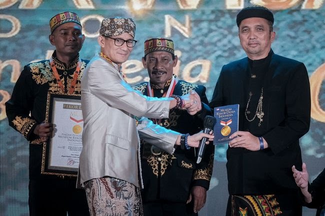 Keren, Desa Sabang Ini Pecahkan Rekor MURI karena Lumba-lumba