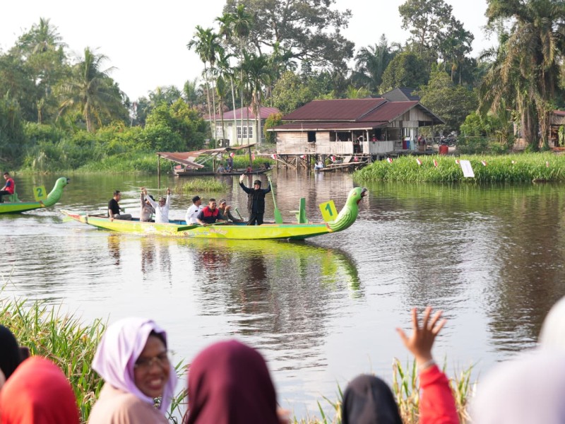 BUKA SERINDIT BOAT RACE 2026, BUPATI AFNI PUJI KREATIVITAS PANITIA DAN TEGASKAN KOMITMEN BANGUN JALAN SUNGAI MANDAU