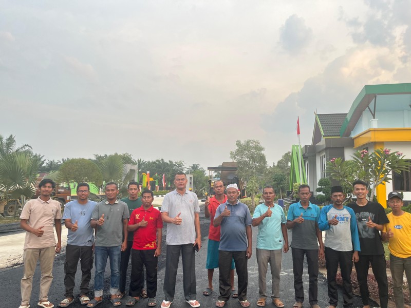 Kades Sontang Aspal Komplek Kantor Desa dengan Dana Pribadi