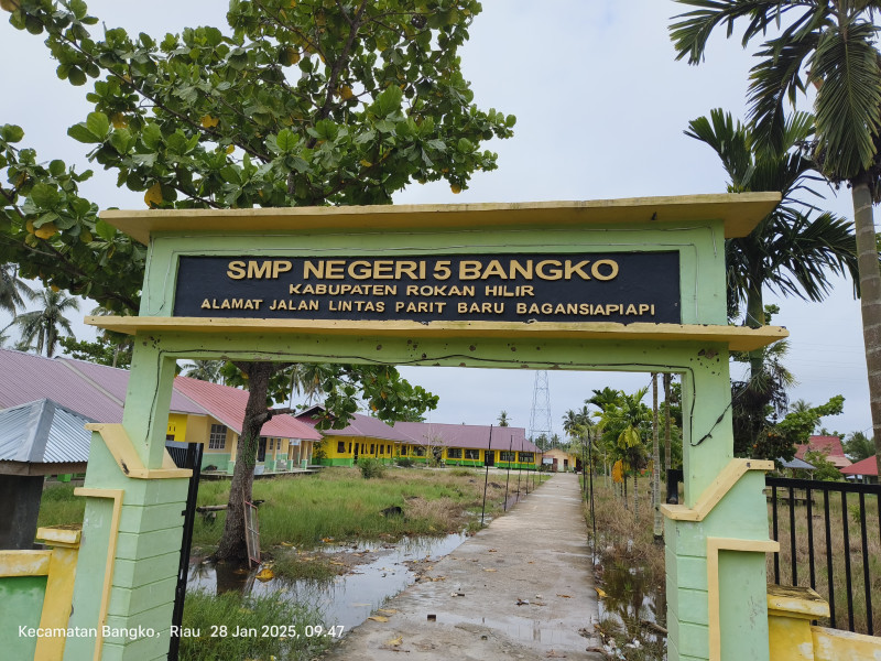 Pekerjaan Rehab SMPN 5 Bangko Rohil Asal Jadi, Atap Baru Pasang Tapi Sudah Bocor