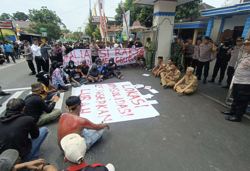 Puluhan Warga Desa Munggur Demo Balai Desa, Minta Kades Mundur