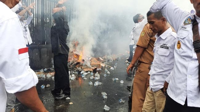 Massa Apdesi Bakar-bakar Depan Gedung DPR, Minta Revisi UU Desa