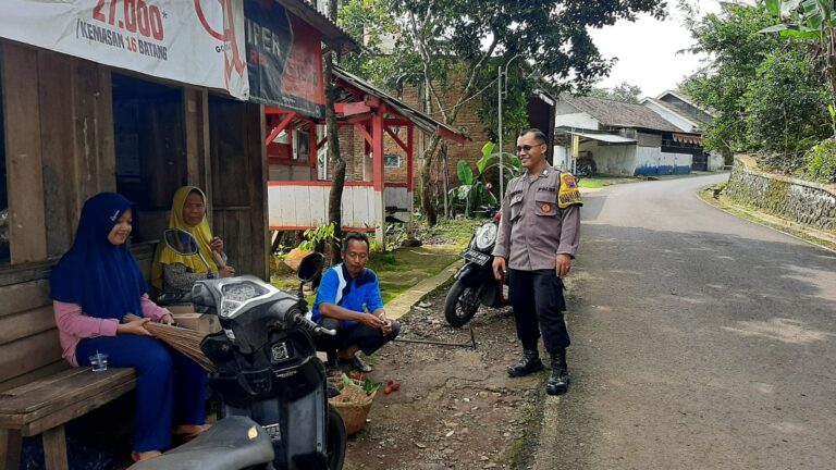 Sambangi Desa Binaan, Bripka Hendra Kurniawan Ajak Jaga Kamtibmas Jelang pemilu 2024