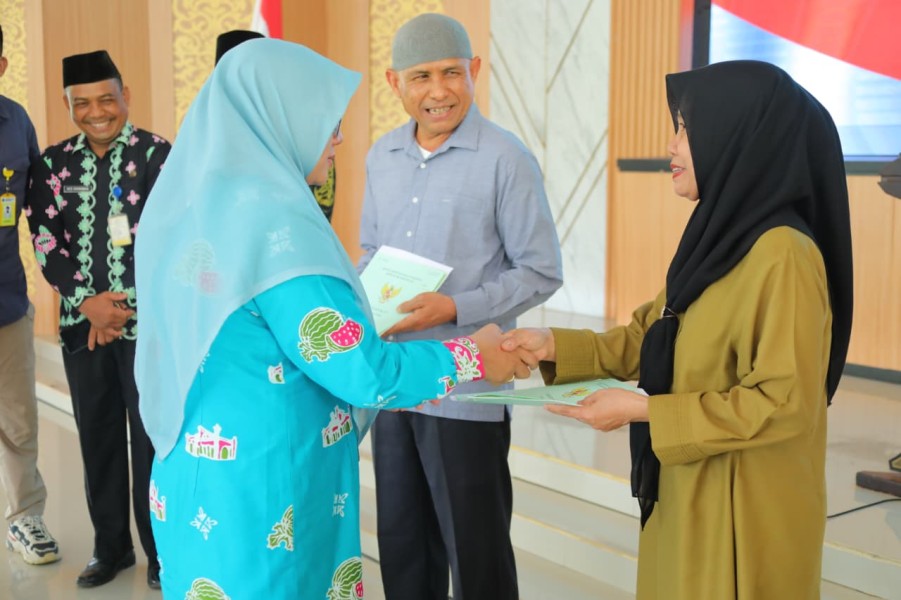 Setelah Menanti 20 Tahun, Warga Balaikayang Siak Terima Sertifikat Hak Milik