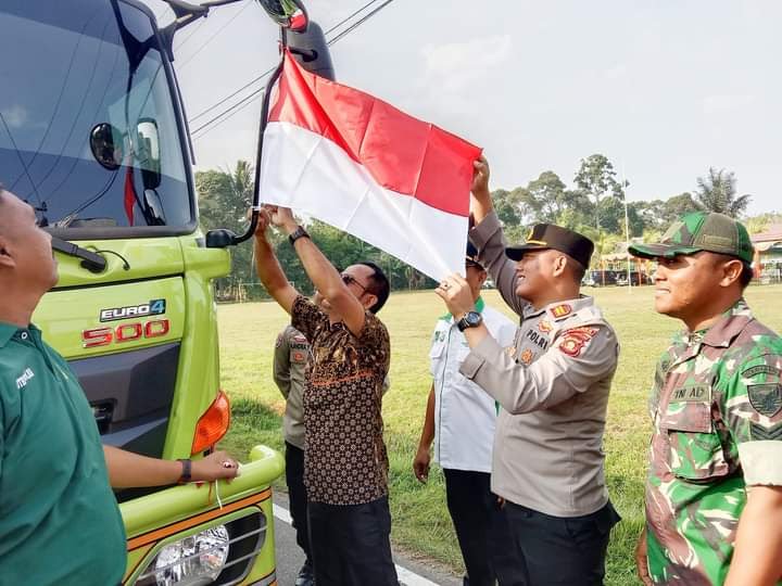 Forkopimcam Sanga Desa Kompak Bagikan Bendera Merah Putih Kepada Masyarakat