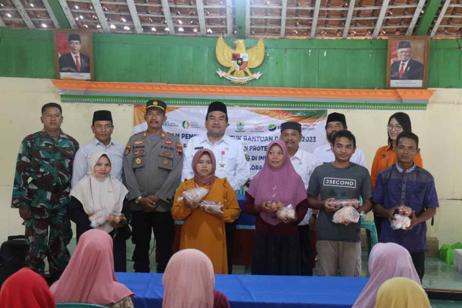 Warga Desa Perbatasan Hutan Suka Cita Terima Bantuan Daging dan Telur Ayam
