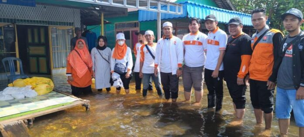 Sambangi 3 Desa, PKS Batola Berbagi kepada Korban Banjir