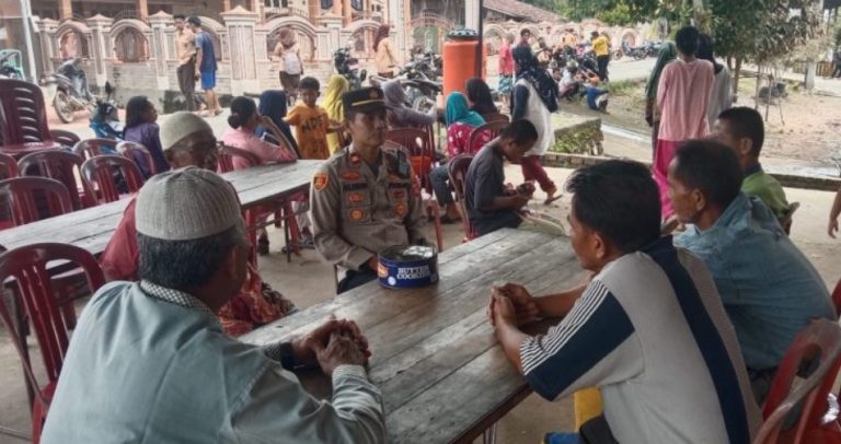 KAPOLSEK MUARA KUANG MELAKSANAKAN GIAT JUMAT CURHAT DI DESA SERIMENANTI, TAMPUNG PERMASALAHAN MASYARAKAT