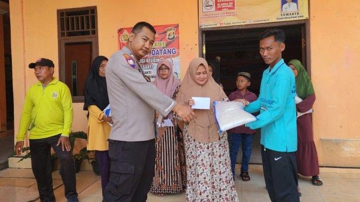 13 Anak Yatim Piatu Desa Pasir Sakti Terima Santunan Jajaran Polda Lampung