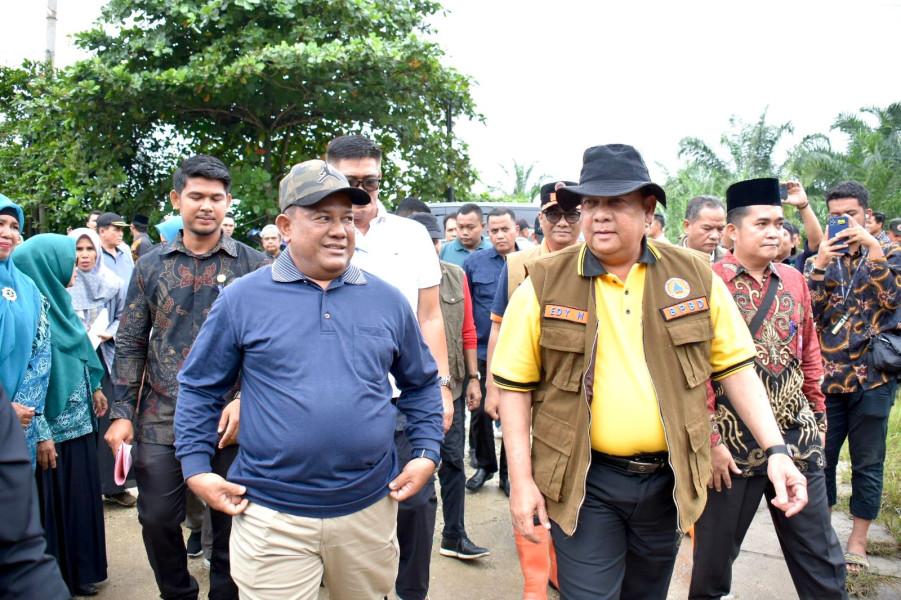 Mewakili Pj Bupati Kampar, Pj Sekda Kampar Drs. H. Yusri, M.Si Terima 25 Ton Beras dari Gubernur Riau