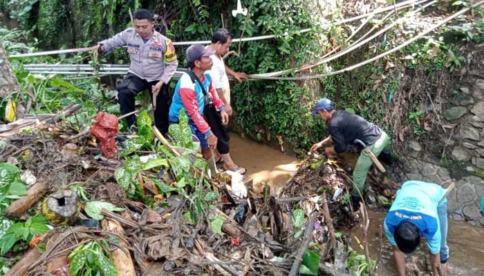 Warga Desa Sukamaju Sukabumi Bersihkan Saluran Irigasi