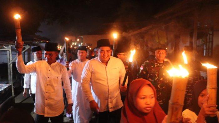 Bupati Bintan Bawa Obor Keliling Kampung Bertakbir Bersama Warga di Desa Kelong