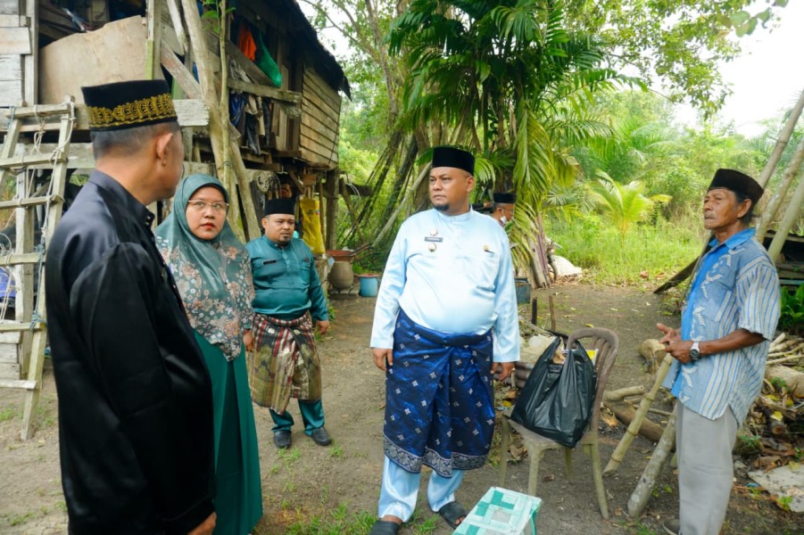 Keliling Empat Kampung, Wabup Syamsurizal Serahkan Bantuan untuk Lansia dan Disabilitas di Sungai Apit