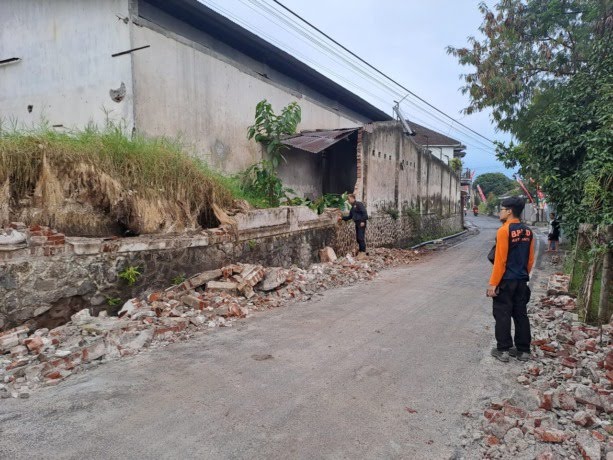 Hujan Deras, Tembok di Desa Beji Gudang Roboh