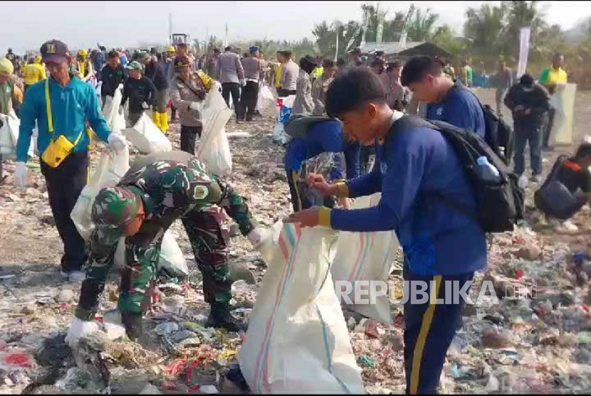 Pandawara di Polemik Sampah Pantai Cibutun: Ditolak Kepala Desa, Dibela Pj Gubernur Jabar