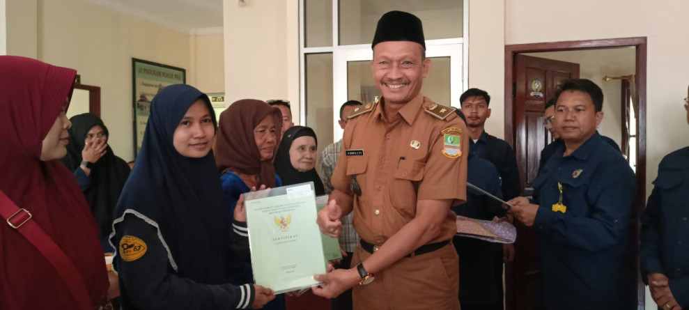 Penuh Haru, Warga Desa Cibatu Akhirnya Miliki Sertipikat Tanah