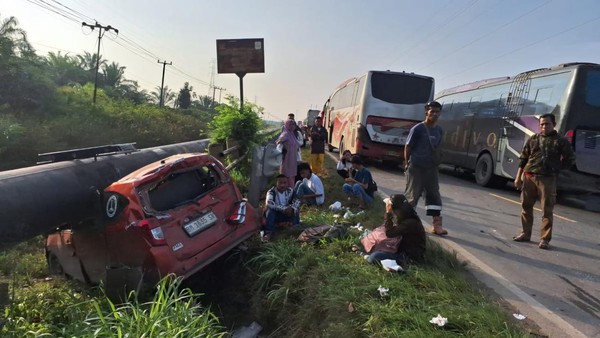 Bus Bintang Utara Tabrak Calya di Rohil, Lintas Sumatera Sempat Tersendat