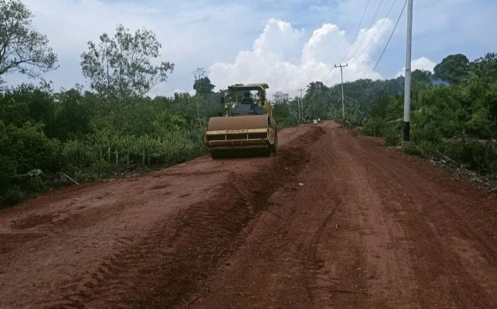 Jalan Desa Penarah Ditimbun, Kades Rahman: Terima Kasih Pak Bupati Karimun, Desa Kami tak Tenggelam Lagi