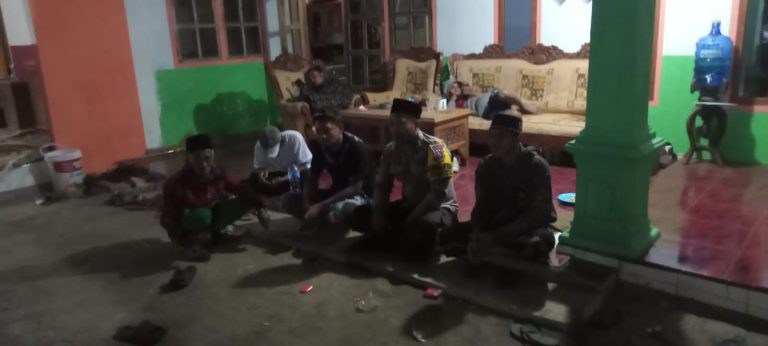 Patroli Sambang Desa, Petugas Polsek Kedungjajang Sampaikan Himbauan Kambtimas