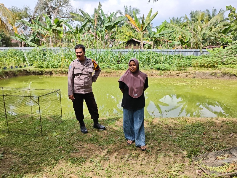 Bhabinkamtibmas Polsek Pasir Penyu Dorong Warga Kembangkan Kolam Ikan Demi Ketahanan Pangan Nasional