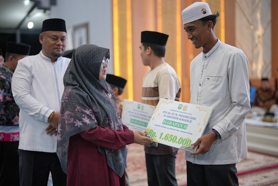 Bonus Naik 10 Persen dan Hadiah Umrah Tetap Diberikan, Bupati Afni Lepas Kafilah MTQ Siak