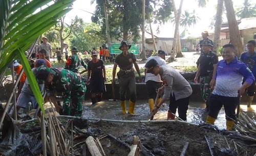Koramil 405/07 Gelar Karya Bakti di Desa Lubuk Sepang
