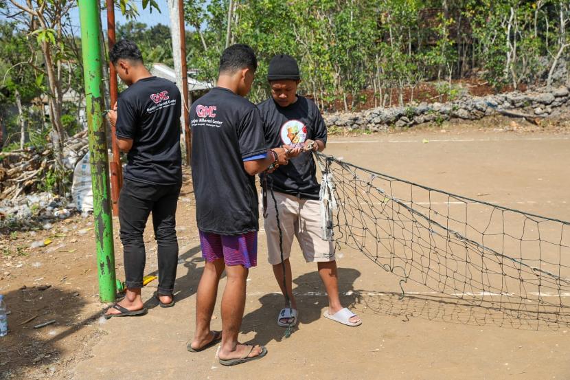 Relawan Ganjar Milenial Center Kerja Bakti Bareng Warga Desa Monggol Yogyakarta