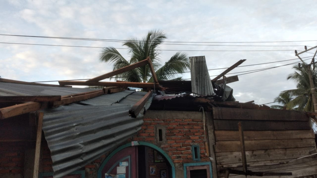 Diterjang Hujan Angin, Atap Rumah Janda di Desa Pondok Kelapa Porak Poranda