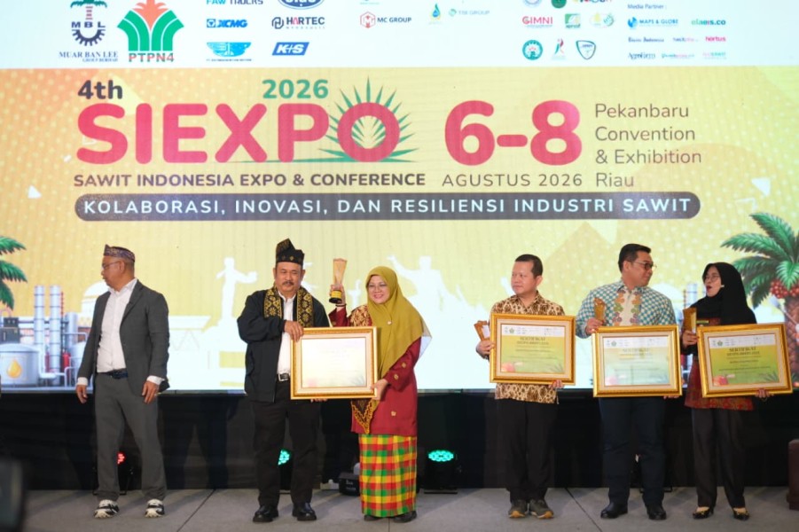 Komitmen Lindungi Petani Sawit, Bupati Siak Afni Zulkifli Raih Penghargaan SIEXPO 2026