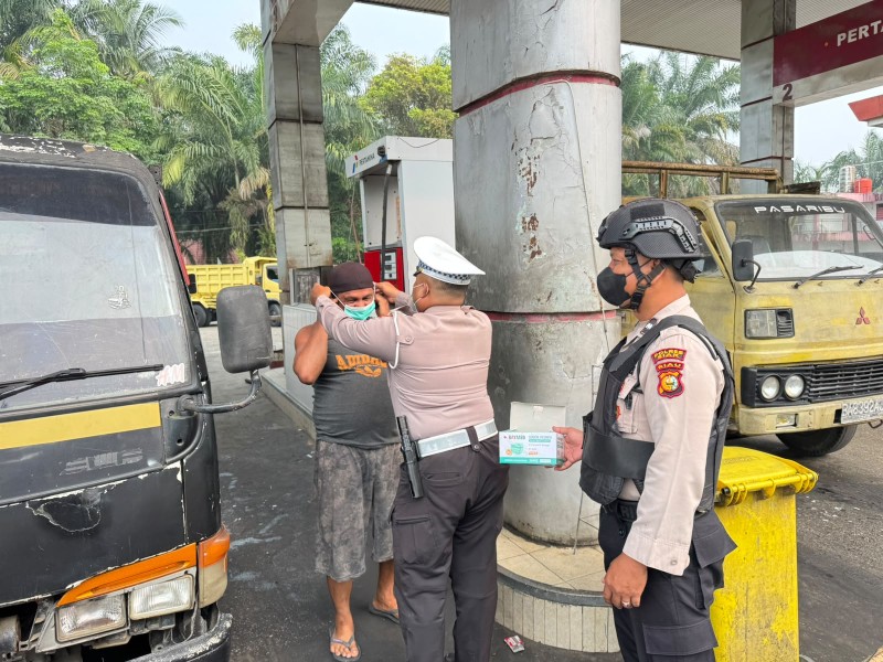 Polsek Minas Bagikan 100 Masker di Tengah Ancaman Kabut Asap, Warga Diimbau Jaga Kesehatan