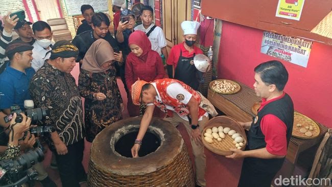 Sandiaga Uno Jajal Bikin Kue Mino di ke Desa Pekunden Banyumas