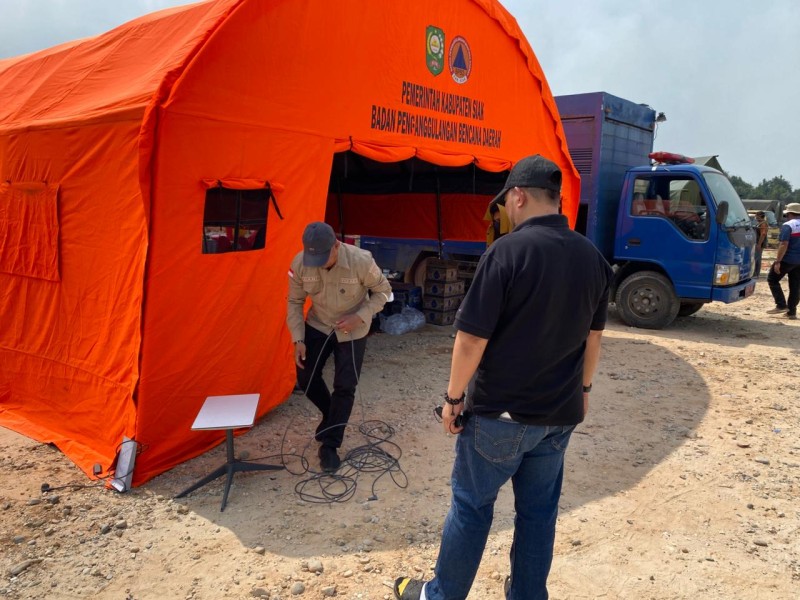 TEMBUS BLANKSPOT, DISKOMINFO SIAK PASANG INTERNET SATELIT DI POSKO KARHUTLA TN ZAMRUD
