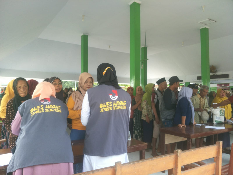 PEMBAGIAN BANSOS BERAS 10 KG DESA SUMBEREJO KECAMATAN AMBULU