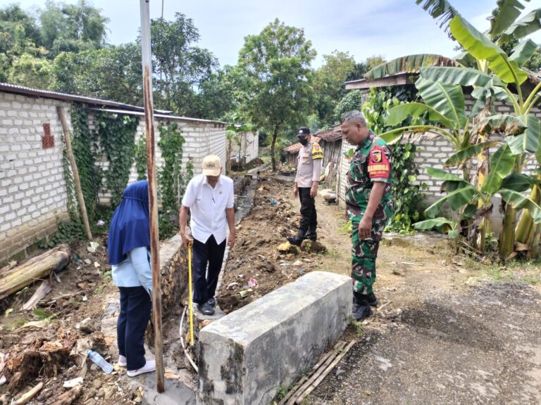 Peduli Desa Binaan Babinsa Trasak Dampingi Perbaikan Irigasi