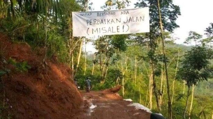 Viral Warga Nekat Pasang Baliho Bupati Purbalingga di Atas Jalan Rusak Desa Sirau
