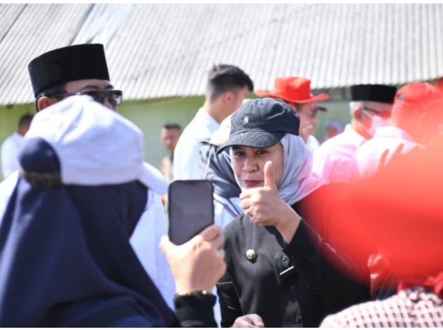 BUPATI INDRAMAYU NINA AGUSTINA MENGAPRESIASI BUATAN MANDIRI PAKAN IKAN LELE DI DESA KENANGA