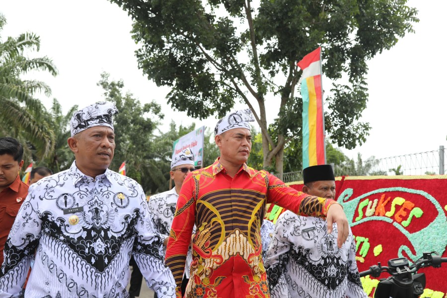 Dedikasi Sejak 2012, Zulfahrianto, S.E Dianugerahi Penghargaan Tokoh Pemerhati Pendidikan Bonai Darussalam