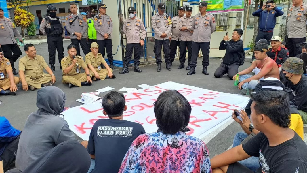 Puluhan Warga Desa Munggur Mojogedang Karanganyar Nekat Geruduk Kantor Kepala Desa, Ini Tuntutannya
