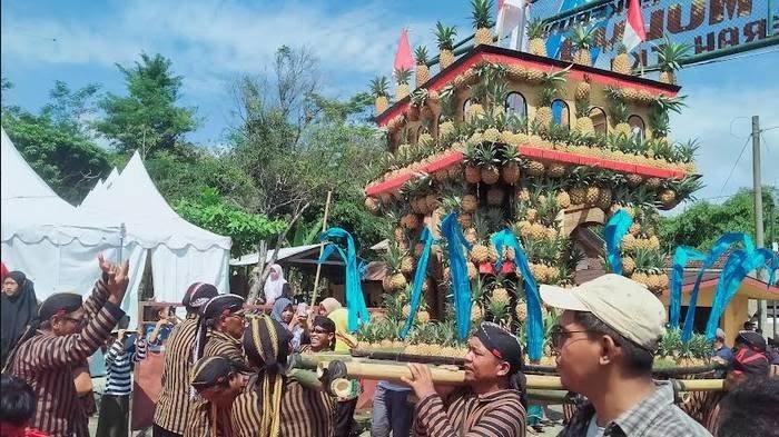 Ribuan Pengunjung Saksikan Parade Festival Buah Nanas 2023, Diikuti 13 Desa di Kecamatan Ngancar
