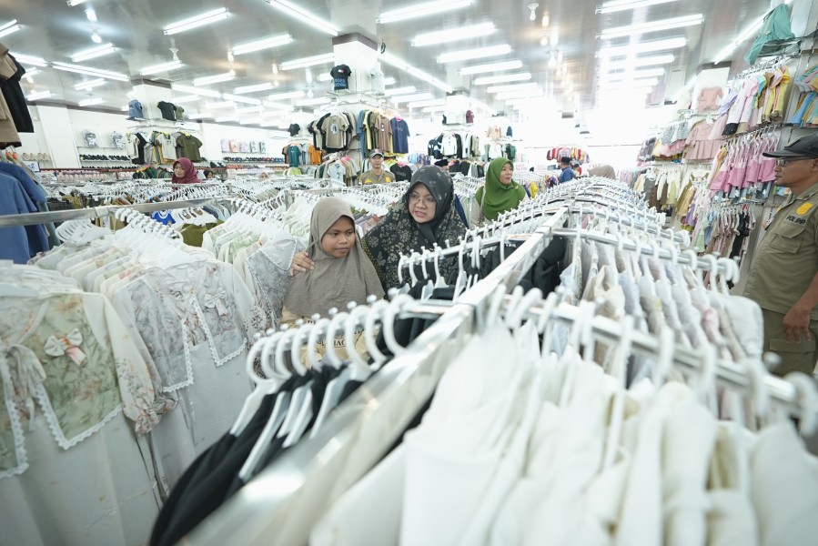 Berbagai Kebahagiaan, Bupati Afni Ajak Anak Yatim Belanja Kebutuhan Lebaran