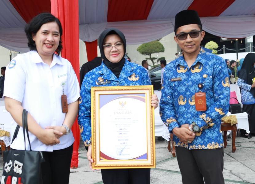 Pemkab Siak Terima Penghargaan UHC di Peringatan HKN 2025