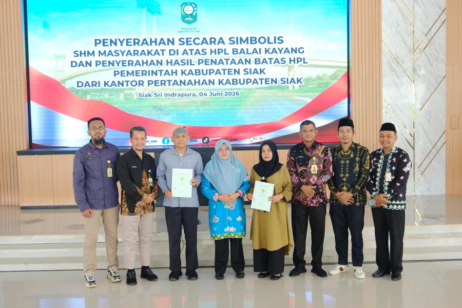 Hadirkan Kepastian Hukum Tanah Bagi Warga Balai Kayang, Afni Serahkan Puluhan SHM