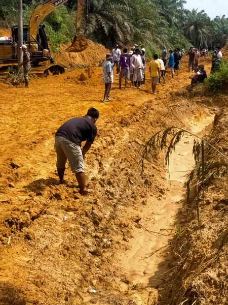 Kompak Banget, Warga Bagan Sinembah Utara bersama  Datuk Penghulu dan Babinsa Gotong-royong Perbaiki Jalan.